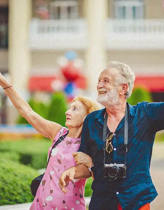 Adultos mayores disfrutando turismo accesible en Panamá