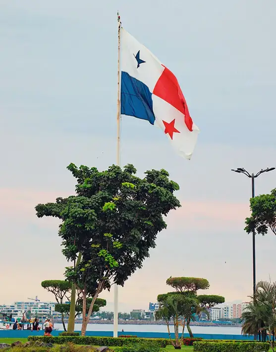 Bandera de Panama en avenida costera