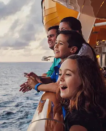 Familia disfrutando la vista al mar desde un crucero