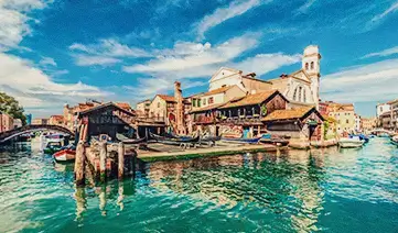 Góndola en Venecia junto a un astillero en el Río di San Trovaso, Italia