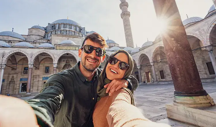Pareja tomándose una selfie en la Mezquita de Süleymaniy
