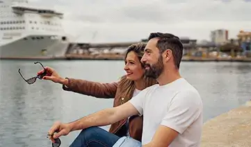 Pareja señalando un crucero mientras planea su viaje