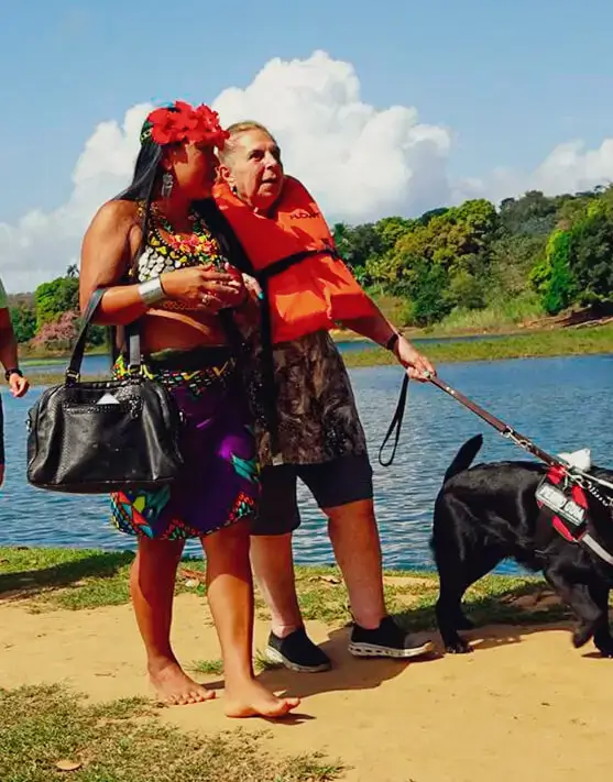 Turista con discapacidad visual en la comunidad Emberá